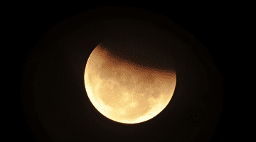 “الفلك” خسوف القمر الجزئي يمكن مشاهدتة من سماء المملكة العربية السعودية