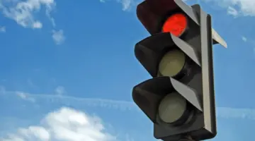 “إدارة المرور” تعيد التحذير من الالتفاف لليمين عند الإشارة الضوئية الحمراء