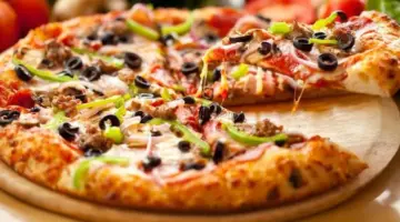 ما هي طريقة تحضير بيتزا الخضار في البيت بنكهة لذيذة مع سر نجاح العجينة