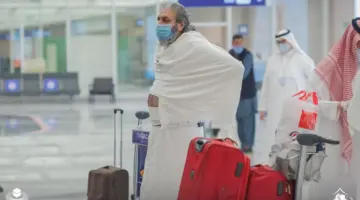 “أولى رحلات شهر رمضان “جوازات مطار الملك عبدالعزيز تستقبل القادمين للعمرة 