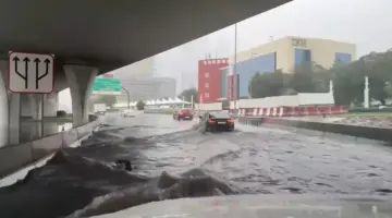 “الأكبر منذ 75 عامًا” امطار دبي الامارات تغرق الشوارع 2024