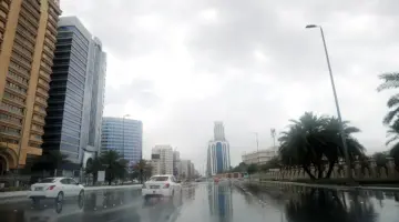 القنصلية السعودية في دبي توجه تنبيهًا عاجلًا للمواطنين المتضررين من الحالة المطرية